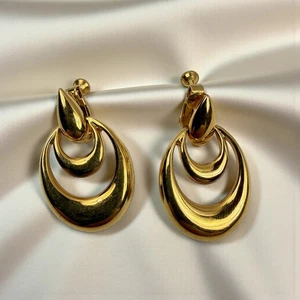 Vintage Napier Gold Tone Crescent Hoop Earrings Clip On Screw Back Retro Bold - Picture 1 of 5