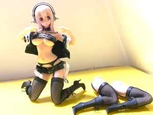 Super Sonico Figur im schwarzen Lederoutfit - Bild 1 von 4