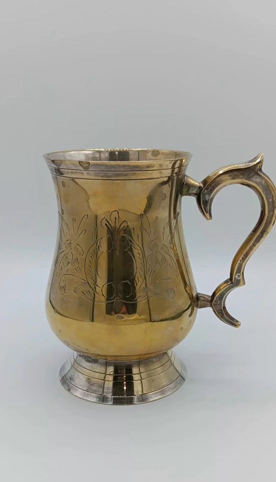 Taza/taza vintage de latón grabado Foto 1 de 4