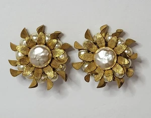 Miriam Haskell Flower Clip-on Earrings faux pearl & gold tone vintage - Picture 1 of 2