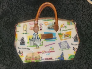 SELTEN Disney Parks Disneyland Dooney & Bourke RETRO Handtasche Attraktionen Umhängetasche Tasche - Bild 1 von 4