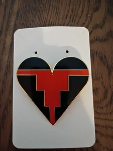 Marion Sampler Heart Brooch - Picture 1 of 2