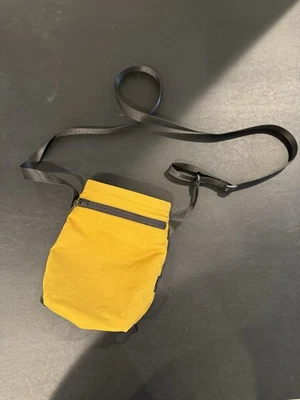 Bandolera Lululemon amarilla Foto 1 de 4