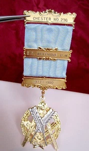 RARE ANTIQUE GOLD TONE MASONIC CHESTER NO 236 MEDAL PIN BLUE RIBBON - Picture 1 of 6