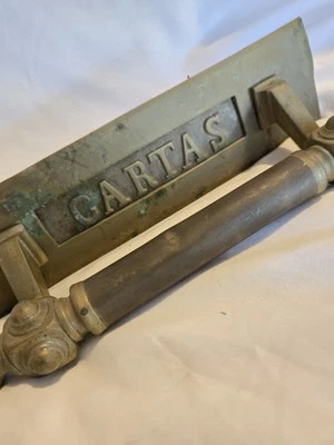 Antigua cubierta de ranura de correo francés de latón con manija de tirador de puerta delantera "CARTAS" con bisagras Foto 1 de 4