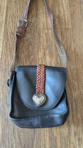 Bandolera de cuero negro Brighton vintage correa trenzada y concho corazón plateado - Imagen 1 de 16