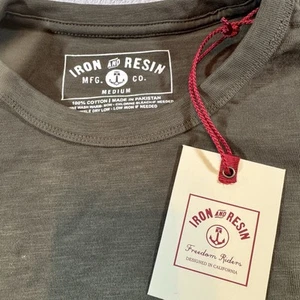 Iron and Resin T-Shirt Herren Größe L Olivgrün Tasche Kurzarm - Bild 1 von 6