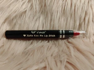 Lápiz labial rojo Amuse XoXo Kiss Me 2057-4 B11 - Imagen 1 de 1