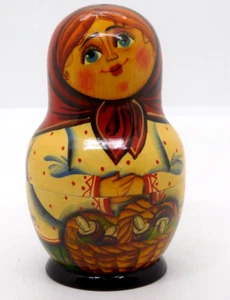Wooden Nesting Dolls Russian 4 Inches Tall 3 Figures Bubushka Lacquered - Picture 1 of 10
