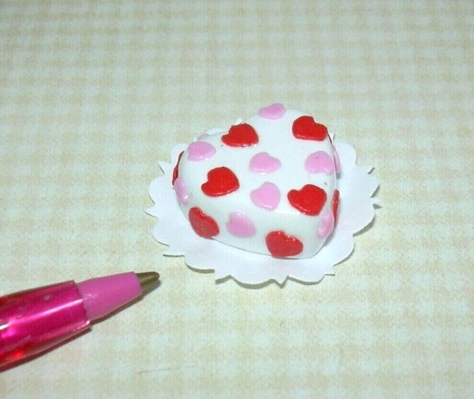 Pastel de San Valentín Corazón Miniatura con Corazones Rosa y Rojo: CASA DE MUÑECAS 1:12 Foto 1 de 1