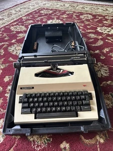 Macchina da scrivere elettrica vintage Adler Meteor, beige retrò con custodia made in Holland! - Foto 1 di 18