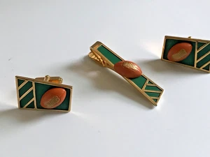 VINTAGE ANSON MENS MINI FOOTBALL ON FIELD CUFFLINKS & TIE BAR SET RARE - Picture 1 of 9