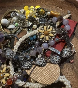 Tarro de masón de joyas rotas, cuentas, restos diversos para artesanía reutilización lote 2 - Imagen 1 de 5