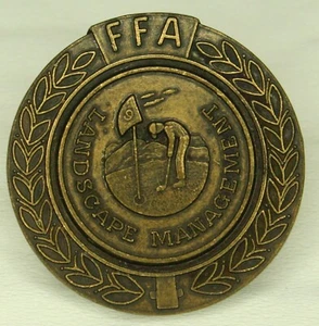 Chaqueta de latón vintage FFA Future Farmers of America manejo del paisaje pin golf - Imagen 1 de 3
