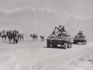 1956 Press Photo Iranian Armored Patrol pass Arab Traders in the Desert - Picture 1 of 2