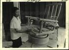 1988 Press Photo A Worker Assembles A Rattan Chair - Noc47037