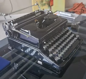 Everest Mod 90 Vintage Type Writer - With Case - Excellent all round condition - Picture 1 of 2
