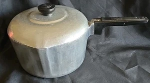 Wagner Ware Sidney O Magnalite 4 Quart Topf mit Deckel 4684-P sitzt flach 2 Ausgießer - Bild 1 von 7