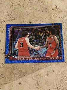 2025-26 Topps Flagship - Windy City Wonder #277 Sandglitter Blue SSP Bulls PWE - Bild 1 von 2
