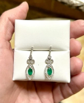 Красивые серьги из белого золота 14 карат с натуральным изумрудом и бриллиантом грушевидной огранки 3,2 грамма - Изображение 1 из 4