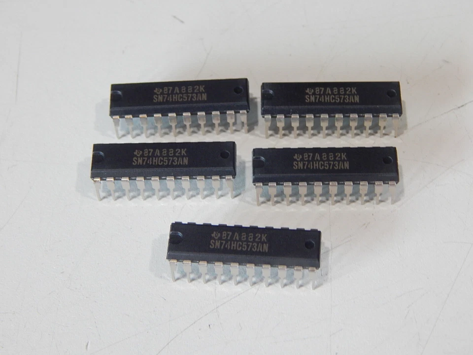 (5) TEXAS INSTRUMENTS SN74HC573AN OCT D-TYPE LATCH 20 PIN DIP - LOT OF 5 IC'S  - Image 1 of 1
