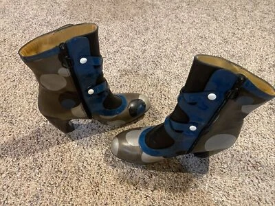 JOHN FLUEVOG Cuero Acento Botones Botas Cortas Zapatos Talla: 81/2 Foto 1 de 4