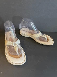 Born Sandals Flip Flops Women's size 8 EU 39 Beige Arch Support Comfort Flat EUC - Picture 1 of 7