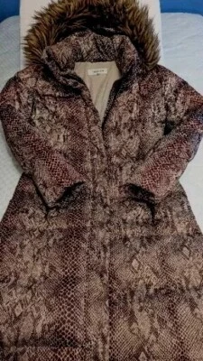 Parka Larga de Plumón Calvin Klein Talla M Serpiente Reptil Marrón Piel Sintética Borde Capucha Foto 1 de 4