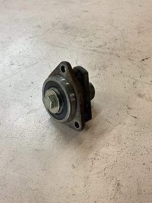 97-03 Audi A8 D2 S8 4.2 V8 Fan Clutch Hub Bearing Mount 077121211 D10 - Image 1 of 4