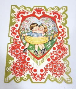 Antica cartolina San Valentino anni 30-40 coppia amaca pizzo fustellato - Foto 1 di 5