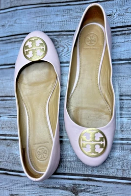 Zapatos planos de viaje Tory Burch de cuero rosa dorado con logotipo para mujer talla 8,5” Foto 1 de 4