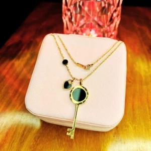 Elegante Collar Colgante Llave con Dije Corazón Negro | Joyería de Moda para Mujer - Imagen 1 de 2