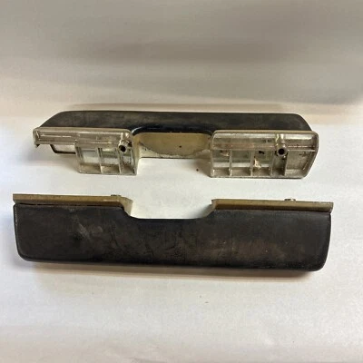 Oldsmobile Starfire 1966 LH y LH reposabrazos usado OEM dorado y negro Foto 1 de 4