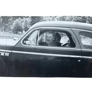 Foto De Colección Años 50 Mujer Agitando Desde Coche Cromo Borde Árboles Escena Rural Instantánea - Imagen 1 de 2