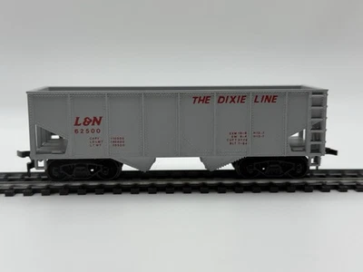 HO Model Power L&N Dixie Line 36’ 2-Bay Hopper – Knuckle Couplers USA - Image 1 of 4