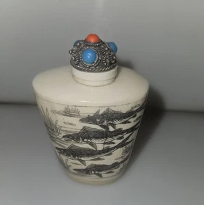 Antigua botella china de tabaco de hueso escena de pescado tabaco fumar coleccionable 2,5" - Imagen 1 de 11