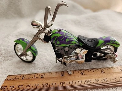 Motocicleta diecast WCC Style 2203 escala 1:18 - verde con llamas moradas Foto 1 de 4