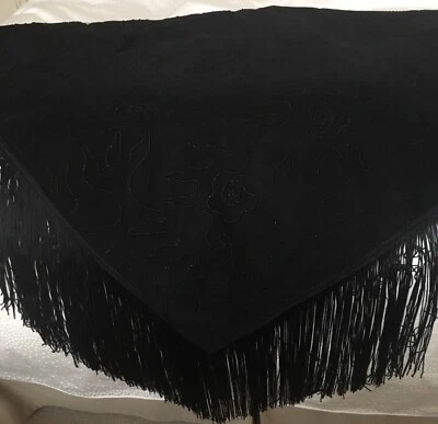 Envoltura de flecos de gamuza negra Adrienne Landau Foto 1 de 4