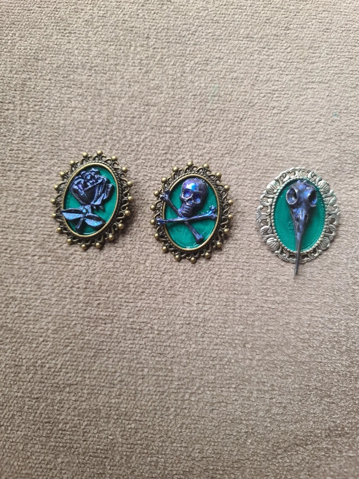 CRACHÁ BROCHE STEAMPUNK GÓTICO GASOLINA COLORIDO 2 X BRONZE 1 X CRACHÁ BROCHE PRATA - Imagem 1 de 1