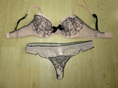 Conjunto de sujetador acolchado con aros JLo 34C tanga mediana panty malla rosa bordado negro Foto 1 de 3