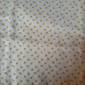 Tela de acolchado de costura de algodón Rosebuds amarillos vintage 31" x 44" de ancho - Imagen 1 de 3
