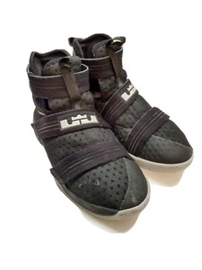 Nike Boys 6Y Lebron Soldier Basketball Shoes Black Hook & Loop Straps 845121-001 - Picture 1 of 12