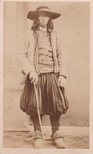 Breton en costume traditionnel Photo CDV 1860/70 P. Le MICHEL GUINGAMP BRETAGNE - Imagen 1 de 2