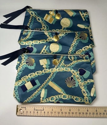 Bolso de Maquillaje Estee Lauder Turquesa Dorado Estampado de Cadena Satinado con Cremallera Juego de 3 Nuevo sin Etiquetas Foto 1 de 4