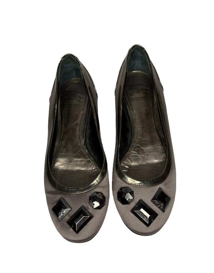Zapatos planos de ballet satinado con joyas Burberry adornados gris plata para mujer 36 EE. UU. 5,5/6 Foto 1 de 4