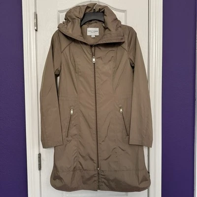 Abrigo Chaqueta de Lluvia Cole Haan Con Capucha Champagne Iridiscente Cremallera Completa Para Mujer Talla XS Foto 1 de 4