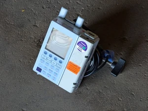 Pompa per infusione Baxter Sigma Spectrum compatta a batteria con caricatore + attacco - Foto 1 di 11