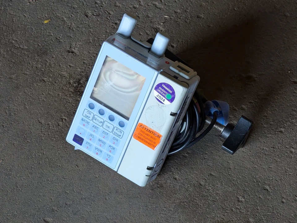 Bomba de infusión Baxter Sigma Spectrum compacta alimentada por batería con cargador + montaje Foto 1 de 4