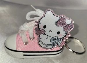 Hello Kitty bezaubert rosa Sneaker Schlüsselanhänger Tasche/Rucksack Anhänger 4,5" L neu ohne Etikett  - Bild 1 von 4