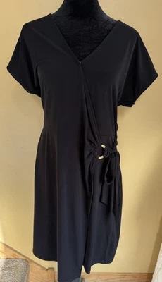 Vestido Michael Kors Negro Imitación Envolvente Talla L Anillo de Metal con Corbata Cintura Usado en Excelente Condición Foto 1 de 4